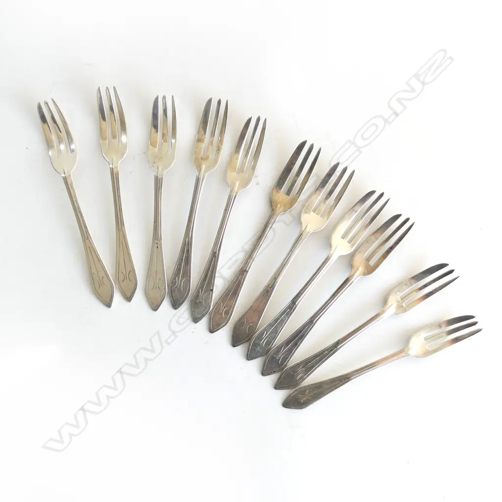 11 APW STG SILVER CAKE FORKS 139gms Image 1++