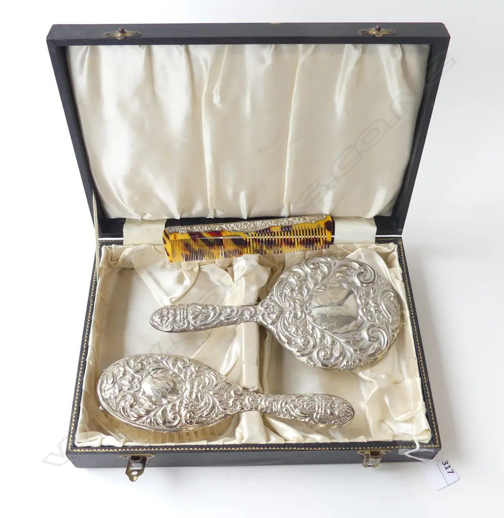 CASED S/SILVER BRUSH MIRROR COMB SET Image 1++