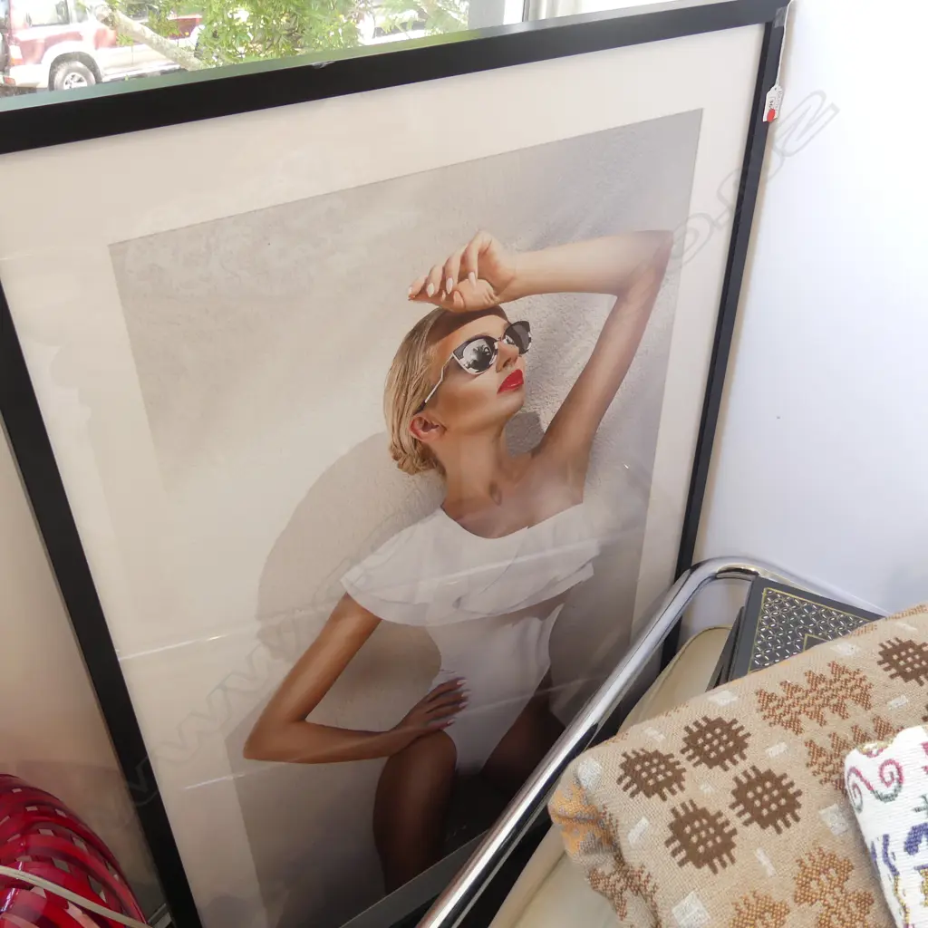 LG PHOTO PRINT - WOMAN IN WHITE SWIMSUIT 1000x600mm Image 1++