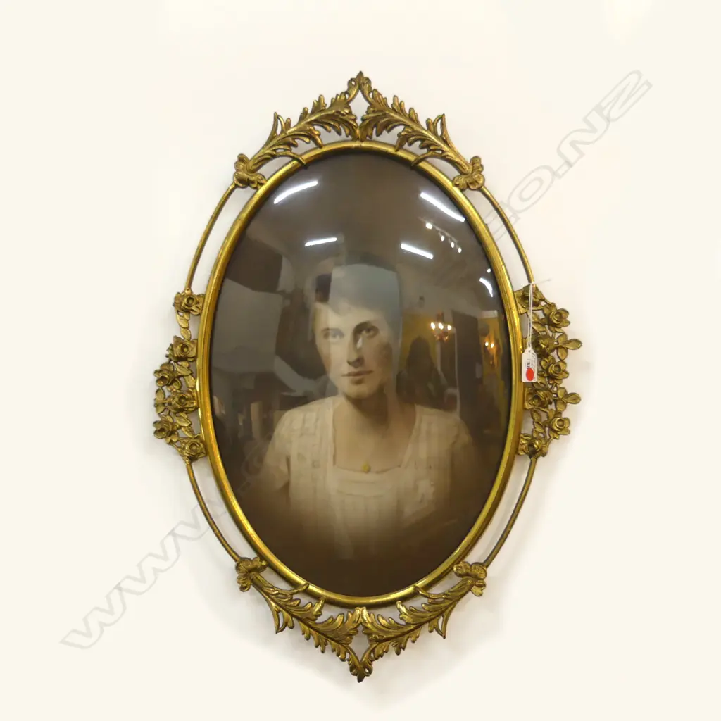 VINTAGE FANCY BRASS FRAMED CONVEX GLAZED FRAME W PHOTO H.650mm Image 1++