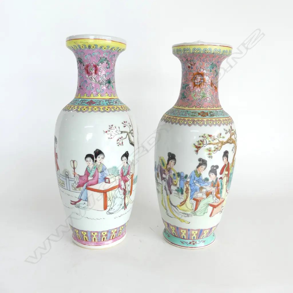 PAIR OF CHINESE FAMILLE ROSE VASES H 300 MM Image 1++