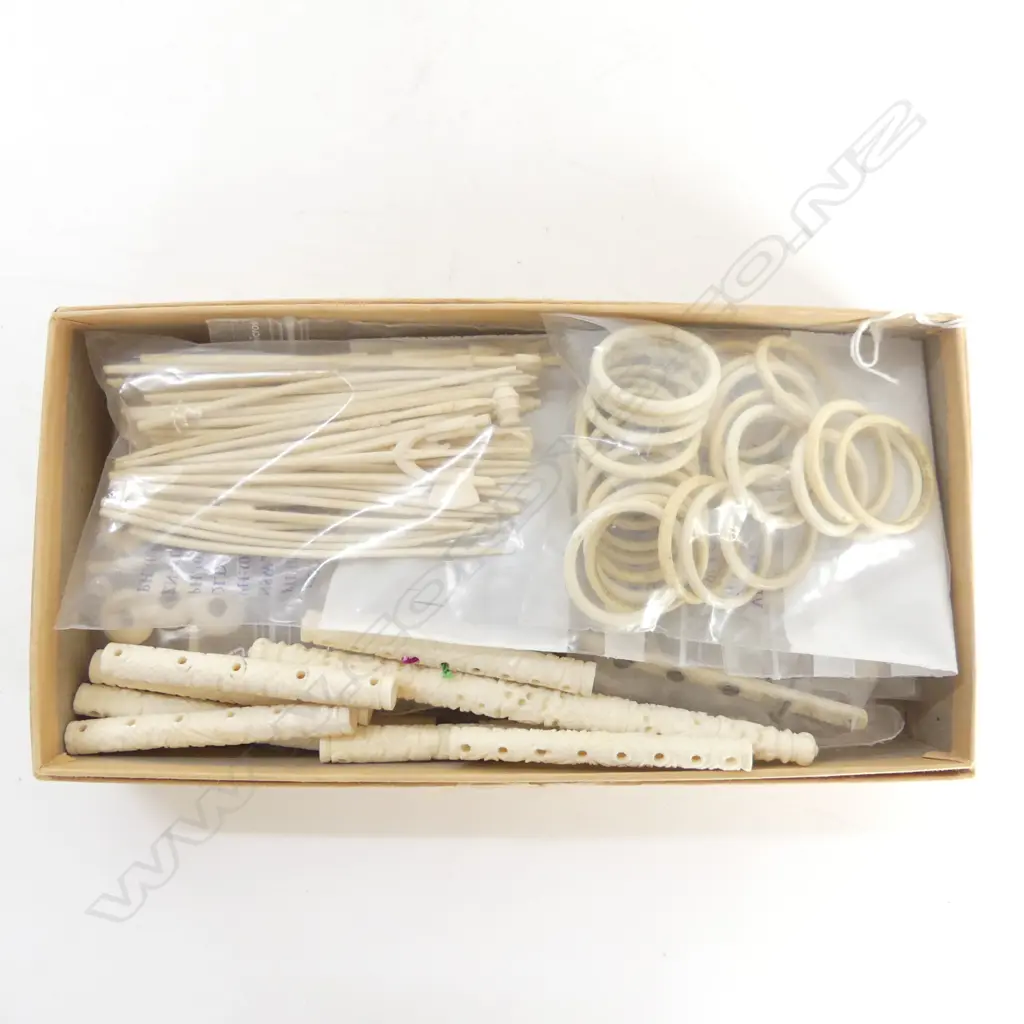 BOX IVORY CARVINGS ORNAMENTS RINGS Image 1++