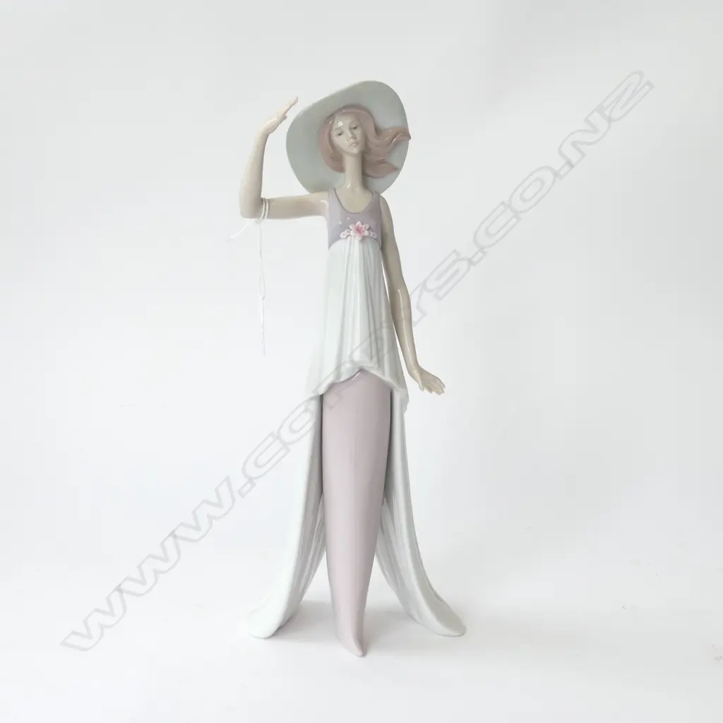 LLADRO 'LADY OF MONACO' #6236 H.360mm, w. box Image 1++