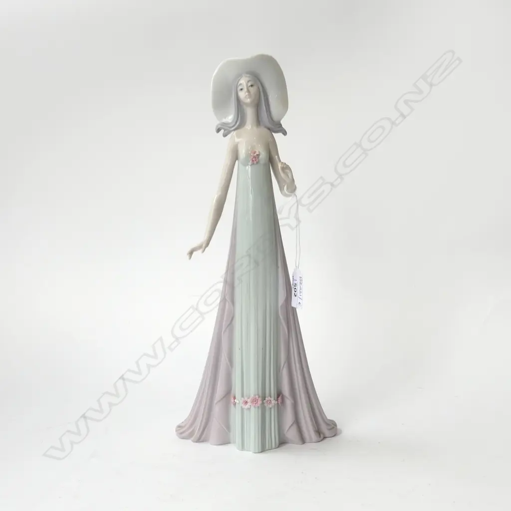 LLADRO 'THE DEBUTANTE' #1431 H.350mm, w. box Image 1++