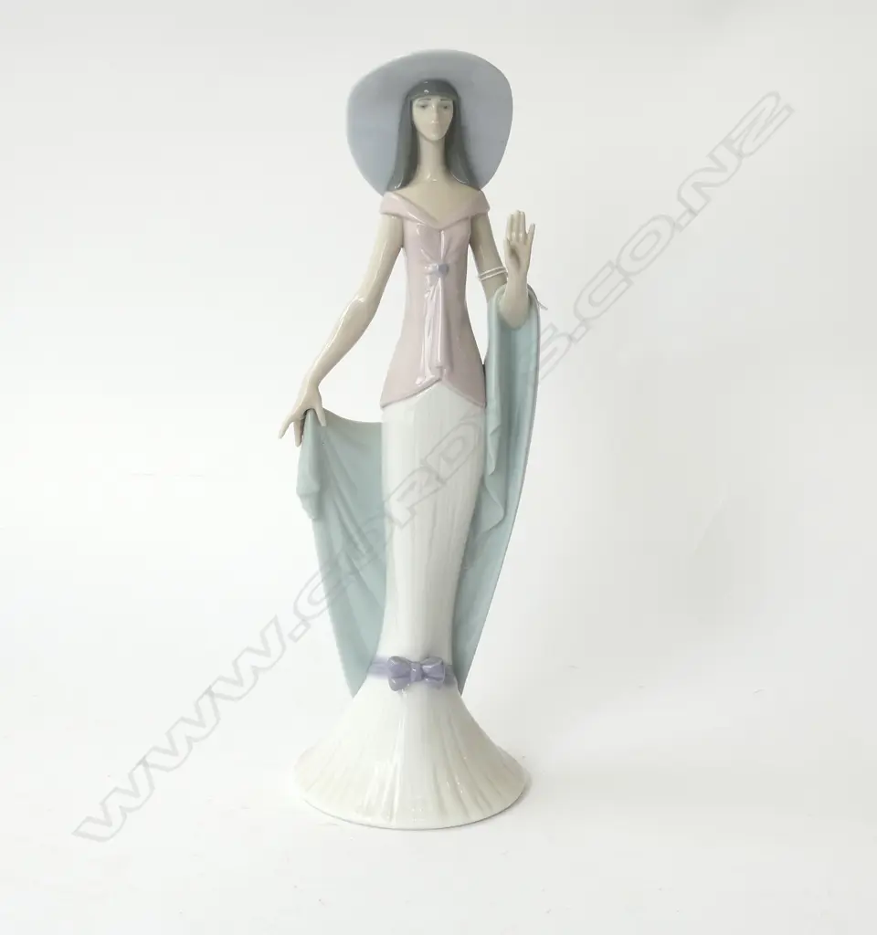 LLADRO 'LADY OF NICE' #6213 H.350mm, w. box Image 1++
