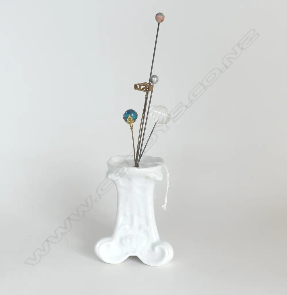 5 VINTAGE HATPINS GLASS ETC IN PORCELAIN HOLDER MADE IN AUSTRIA Image 1++