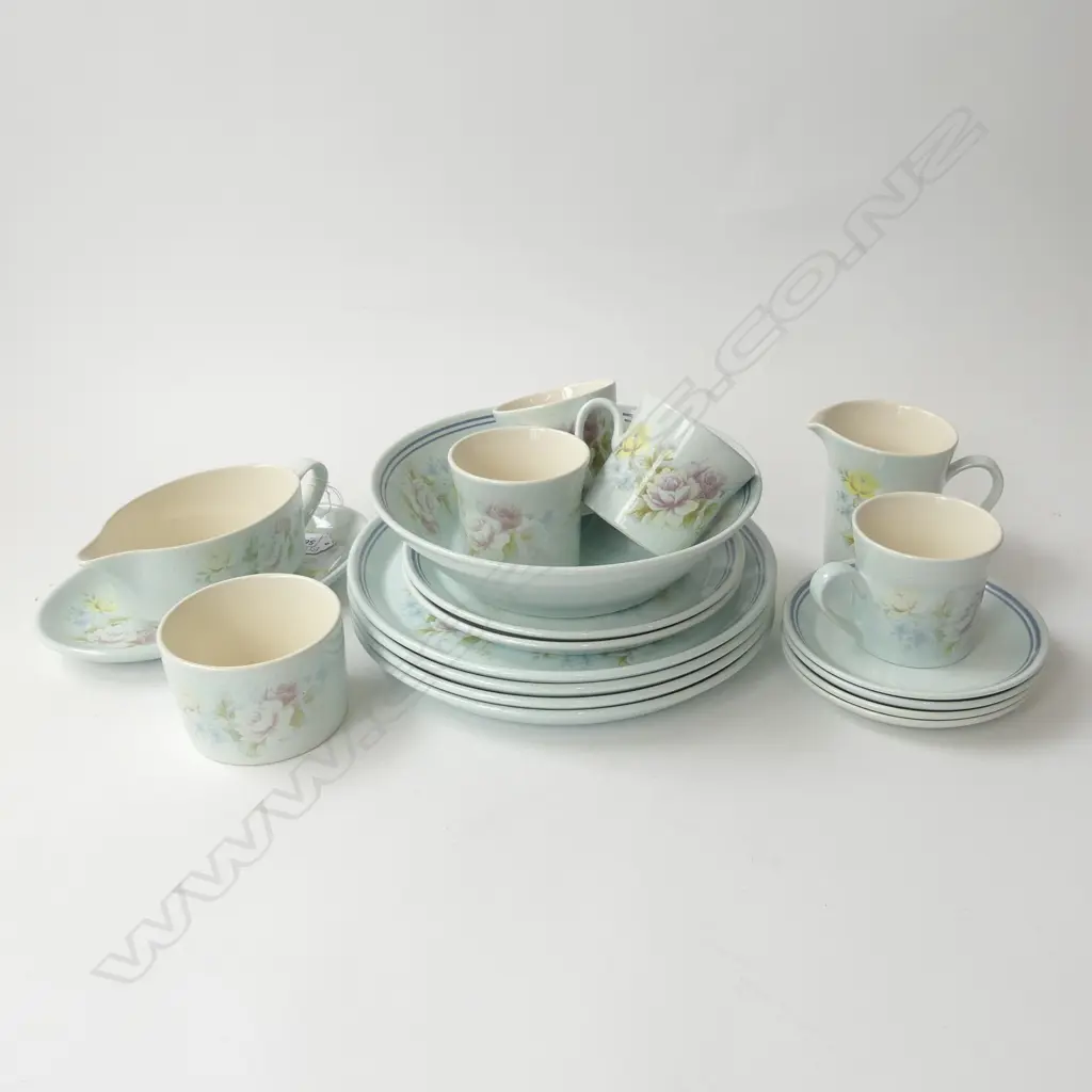 19 PCES CROWN LYNN 'ANTIQUE ROSE' DINNER WARE  Image 1++