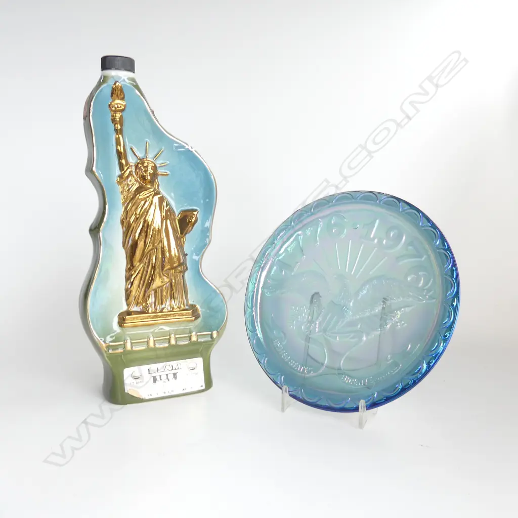 JIM BEAM STATUE OF LIBERTY BOTTLE 1965 & CARNIVAL GLASS USA BICNENTENNIAL PLATE (CHIP) Image 1++