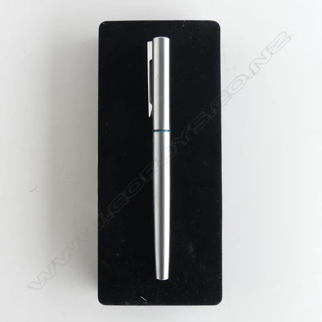 WATERMAN VINTAGE FOUNTAIN PEN IN CASE UNUSED WITH LABEL Image 1++