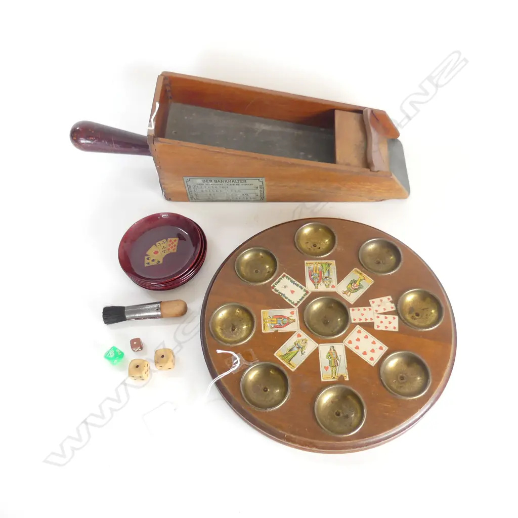 VINTAGE POCHSPIEL BOARD   DIA275MM  VINTAGE CARD DEALERS RACK L440MM  6 DISHES DICE ETC Image 1++
