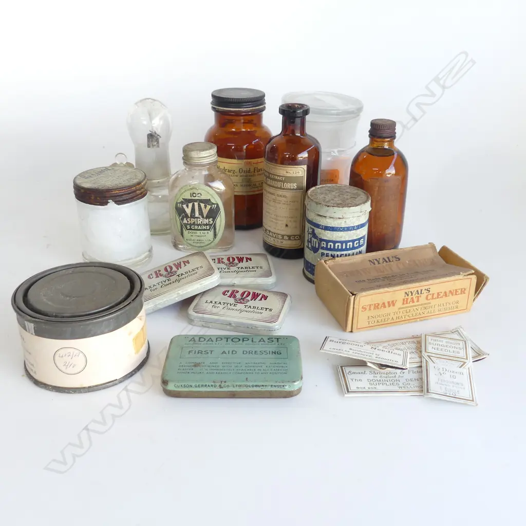 ASST. VINTAGE MEDICAL PHARMACEUTICAL AND STRAW HAT ITEMS Image 1++