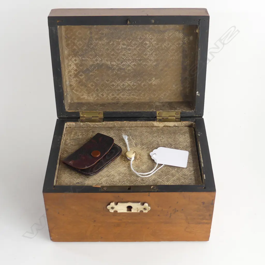 (24814)  SMALL ANTIQUE VICT. WALNUT TEA CADDY. 105MM Image 1++