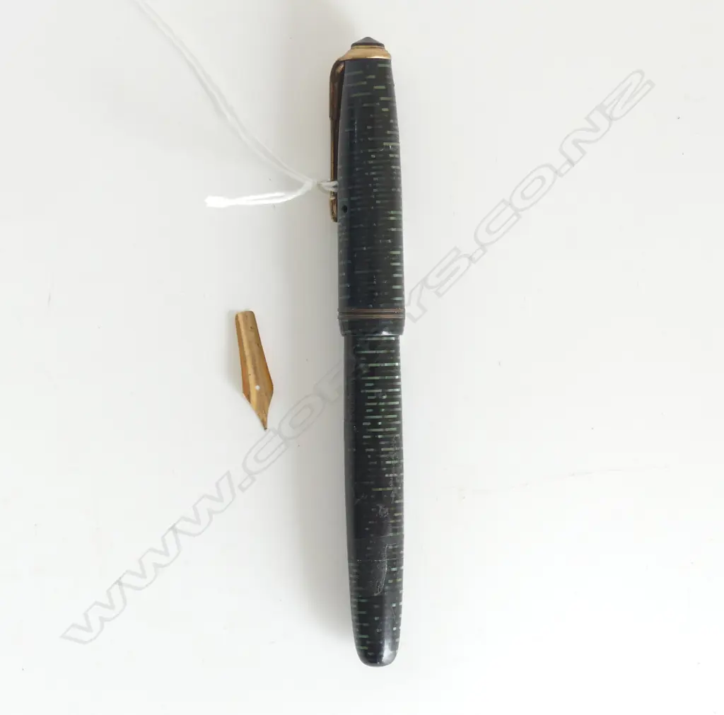 uncommon PARKER VACMATIC VINTAGE FOUNTAIN PEN w 14k gold nib. Green & black flecked Image 1++