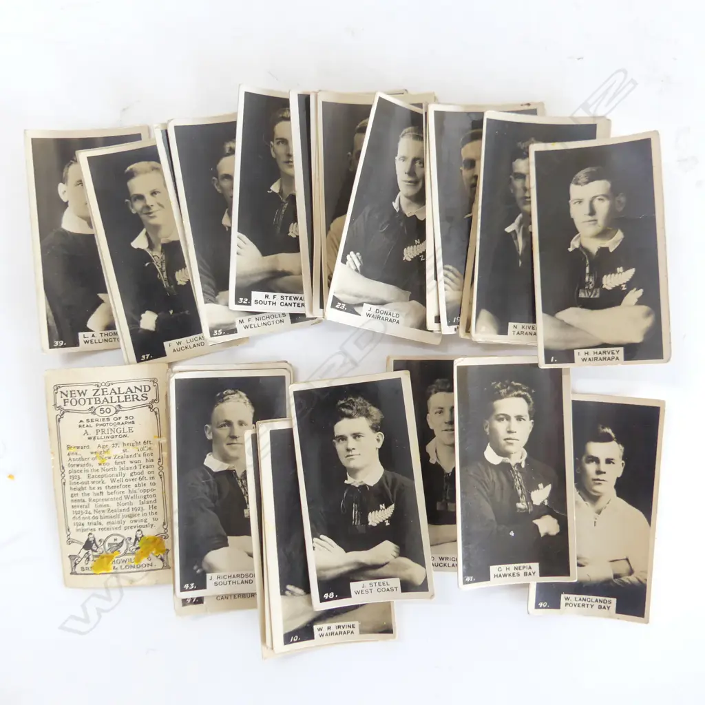approx 35+ 'NEW ZEALAND FOOTBALLERS' OLD CIGARETTE CARDS  Image 1++