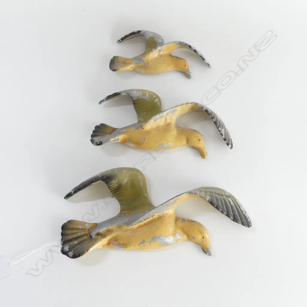 SET OF 3 CAST ALUMINUM WALL SEAGULLS  SOME PAINT DISTRESS LARGEST 240MM Image 1++