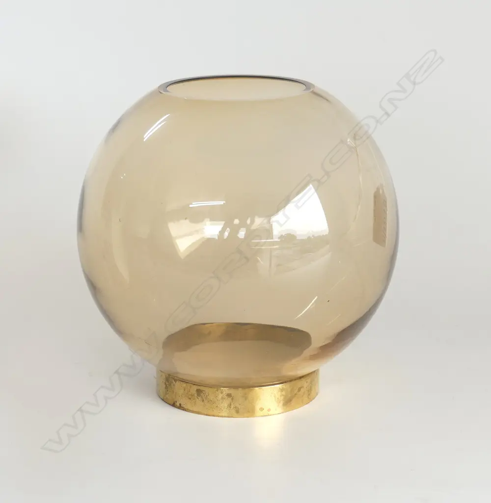 DANISH AYTM GLOBE VASE ON BRASS STAND IN AMBER COLOURWAY H.17CM D.17CM Image 1++