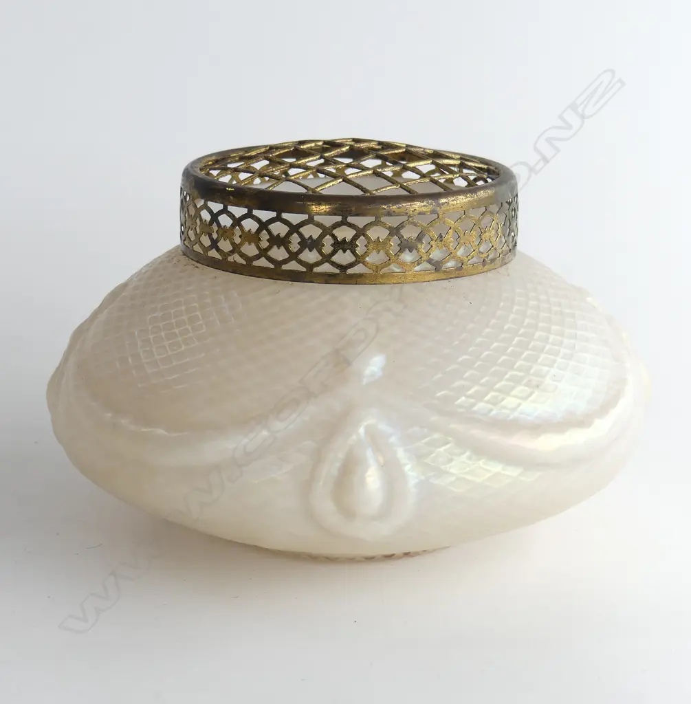 OPALESCENT VASE WITH CHECKERED RAISED DETAIL & SWAGS WITH STEM HOLDER 230X130mm Image 1++