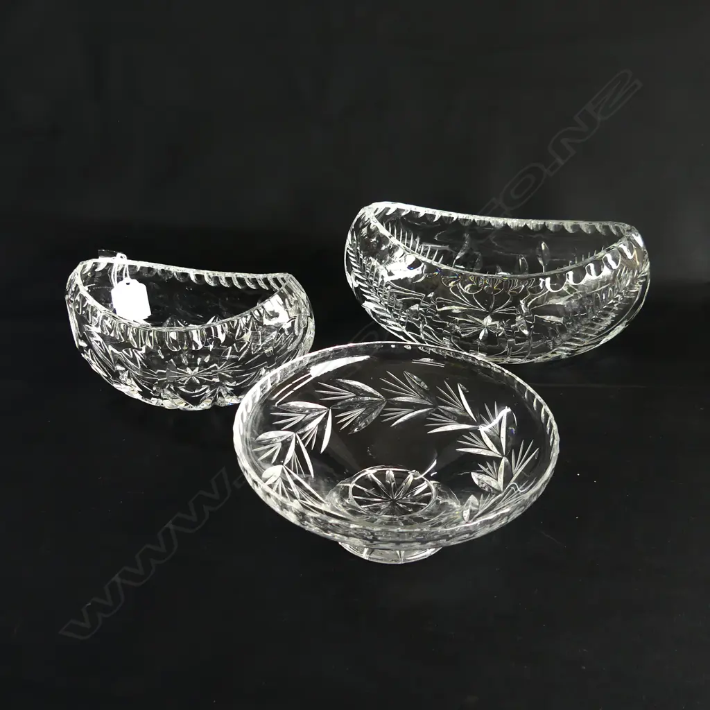3 PCS HEAVY CRYSTAL, 2 CRESCENT SHAPED BOWLS, W.200m & 150mm & SML FOOTED DISH Image 1++