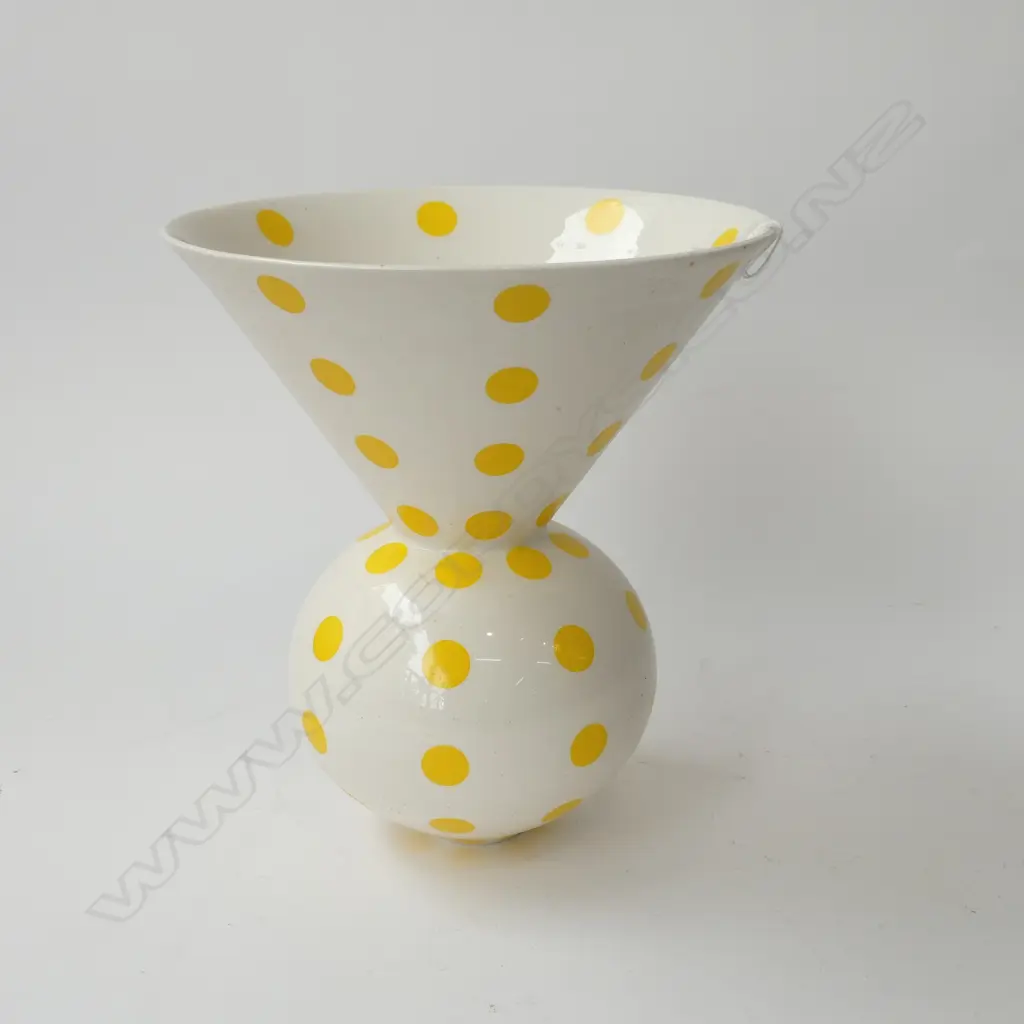 PETER COLLIS YELLOW POLKA DOT VASE H.245mm / 220mm dia FAULTS Image 1++
