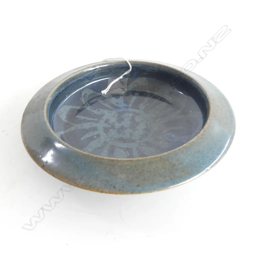 PETER STICHBURY - DISH WITH FLORAL WAX RESIST  DIA. 160MM Image 1++