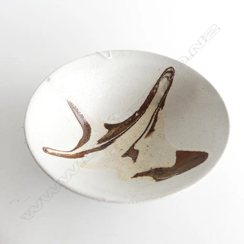 KONDO YUTAKA (JAPAN) (1932-1983) CREAM & BROWN BOWL, DIA.180mm, H.70mm Image 1++