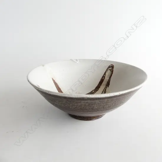 KONDO YUTAKA (JAPAN) (1932-1983) CREAM & BROWN BOWL, DIA.180mm, H.70mm