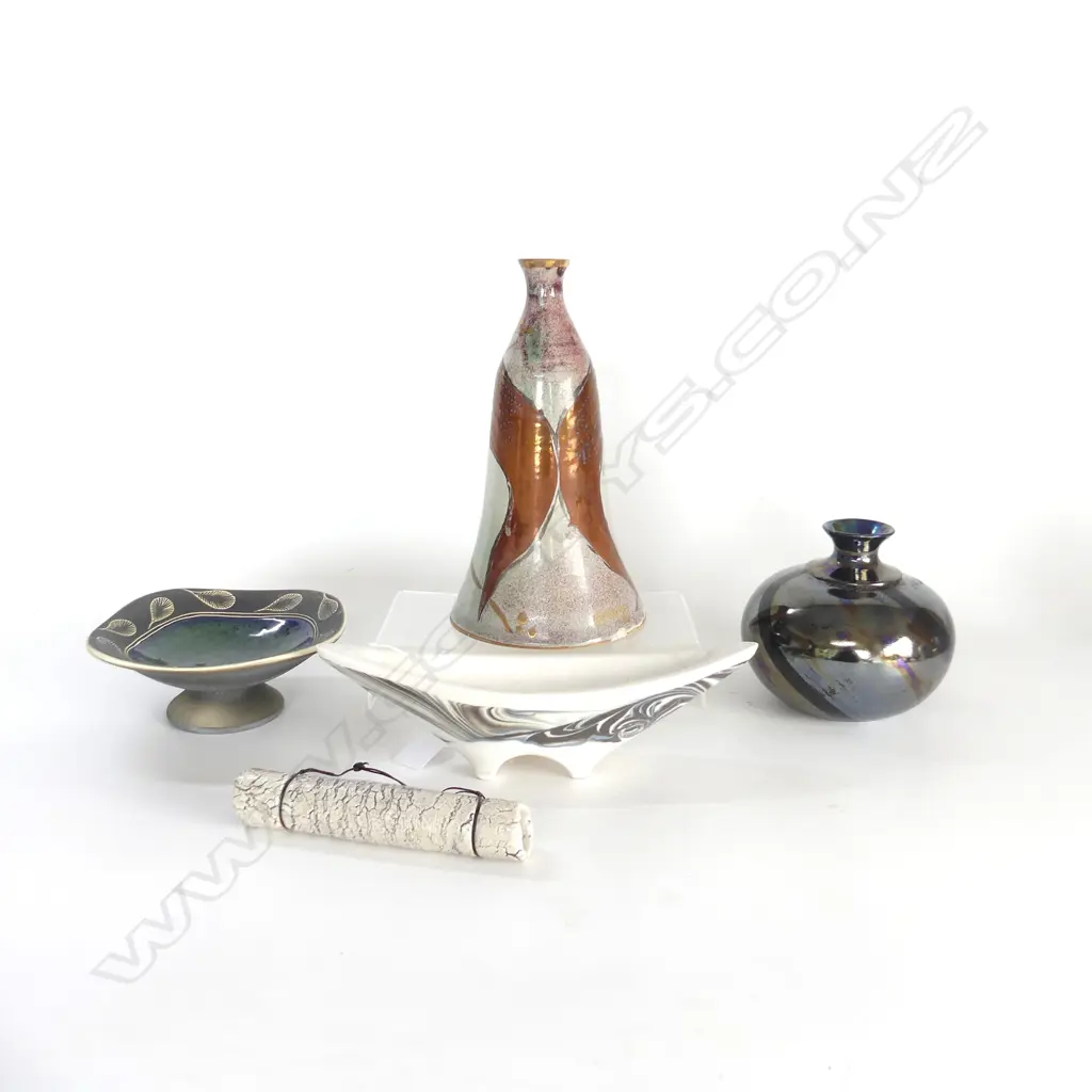 5 PCS NZ STUDIO POTTERY, JANET SMITH,WALFORD WAKA FORM. L275mm, RICHARDS PEDESTAL BOWL & HOCKENHULL HANGING PIPE & OTHER Image 1++