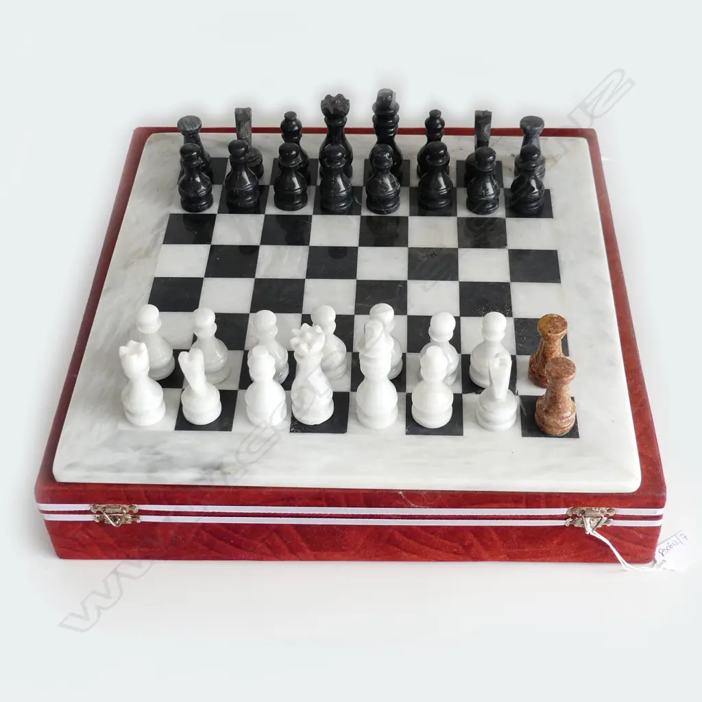 CASED ONYX CHESS SET (1 PCE BROKEN / 2 REPLACED) Image 1++