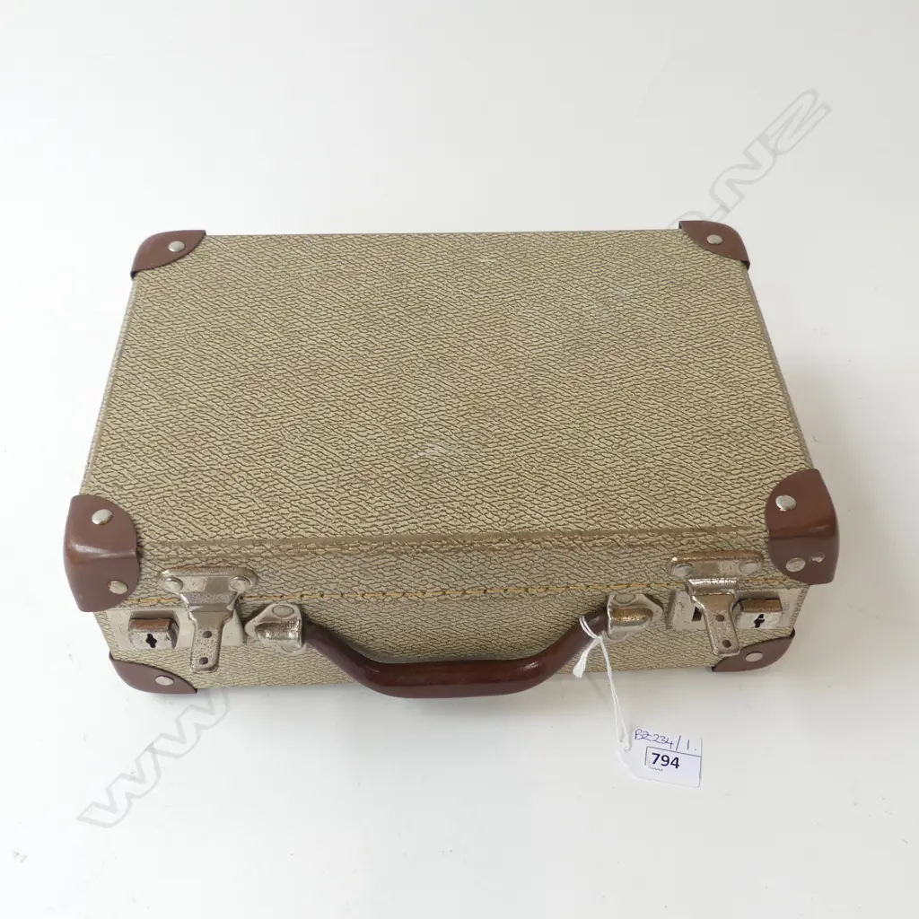 14 ASST. TABACCO TINS IN SMALL BRIEFCASE W.300mm Image 1++