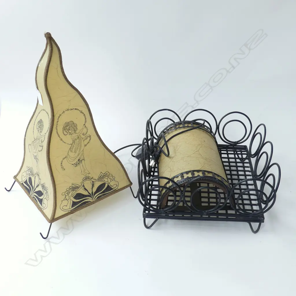3 PCES; BLACK METAL TRAY + 2 PARCHMENT LAMPS Image 1++