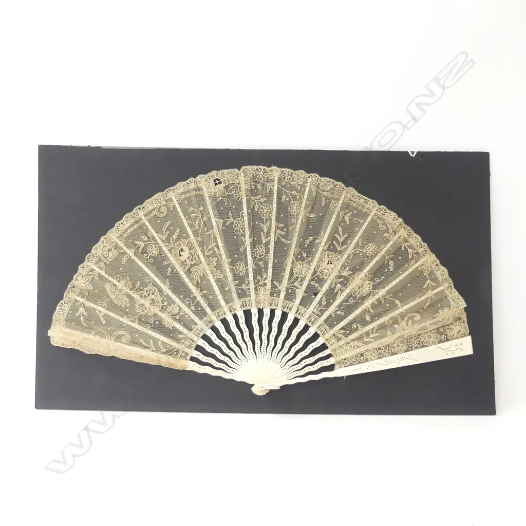 VICTORIAN LACE AND BONE HAND FAN L.66CM H.35CM Image 1++