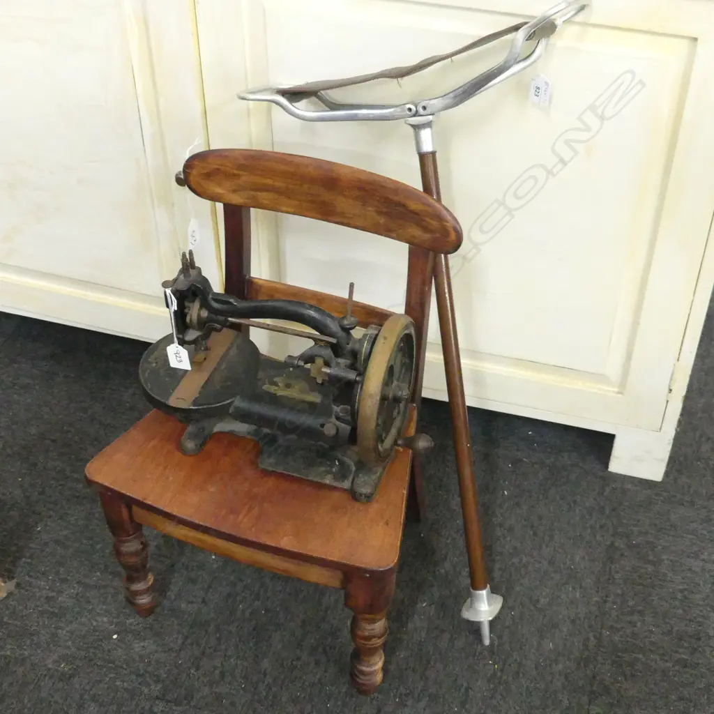 3 PCES; DOLLS CHAIR H.545mm, SHOOTING STICK L.870mm, ANTIQUE MINI SEWING MACHINE W.350mm Image 1++