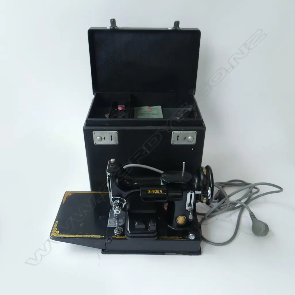 VINTAGE SINGER PORTABLE SEWING MACHINE NO. 221KI Image 1++