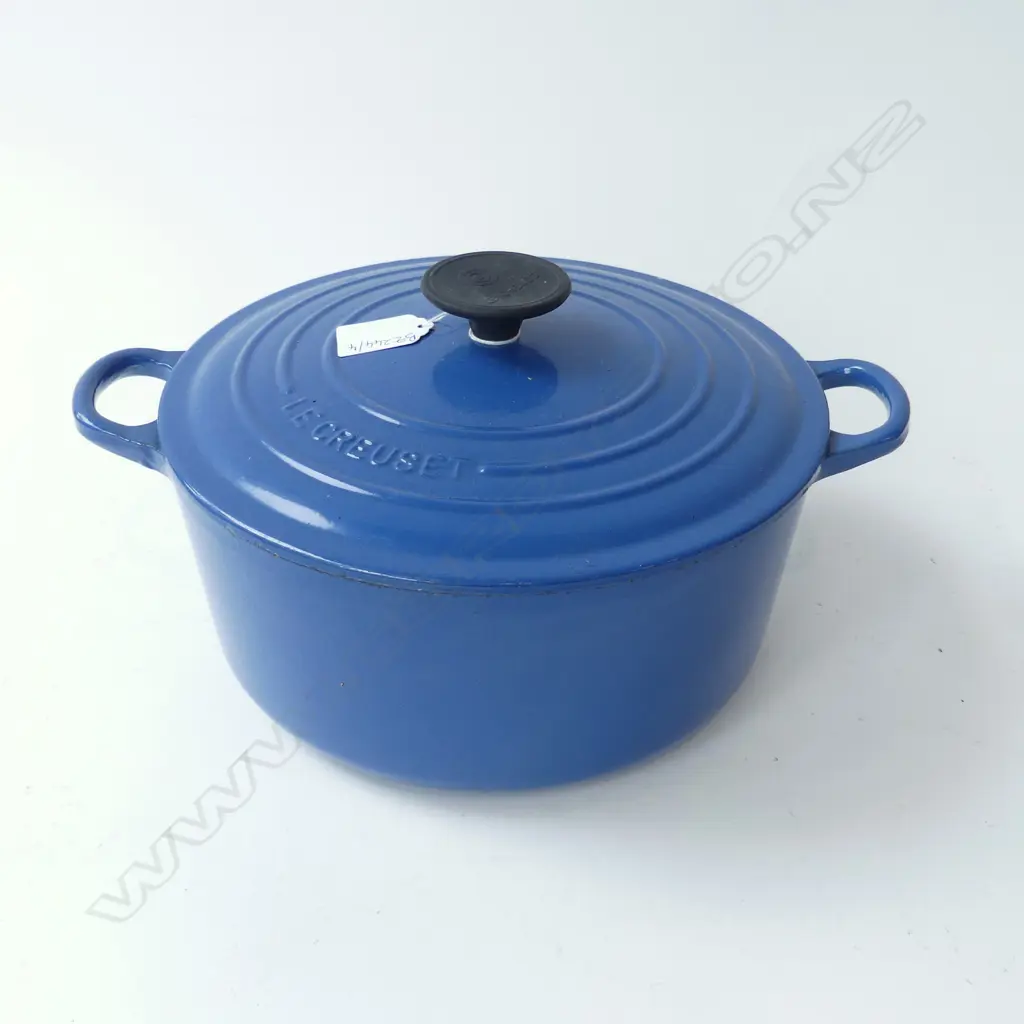 BLUE ENAMEL LE CREUSET LIDDED CASSEROLE 4.2L 250mm dia Image 1++