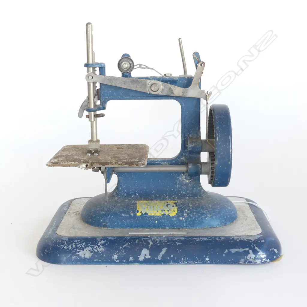 1940S CHILD SEWING MACHINE H200MM Image 1++