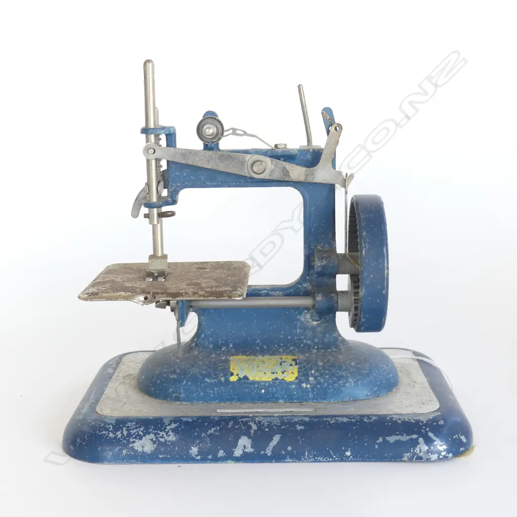 1940S CHILD SEWING MACHINE H200MM Image 1++