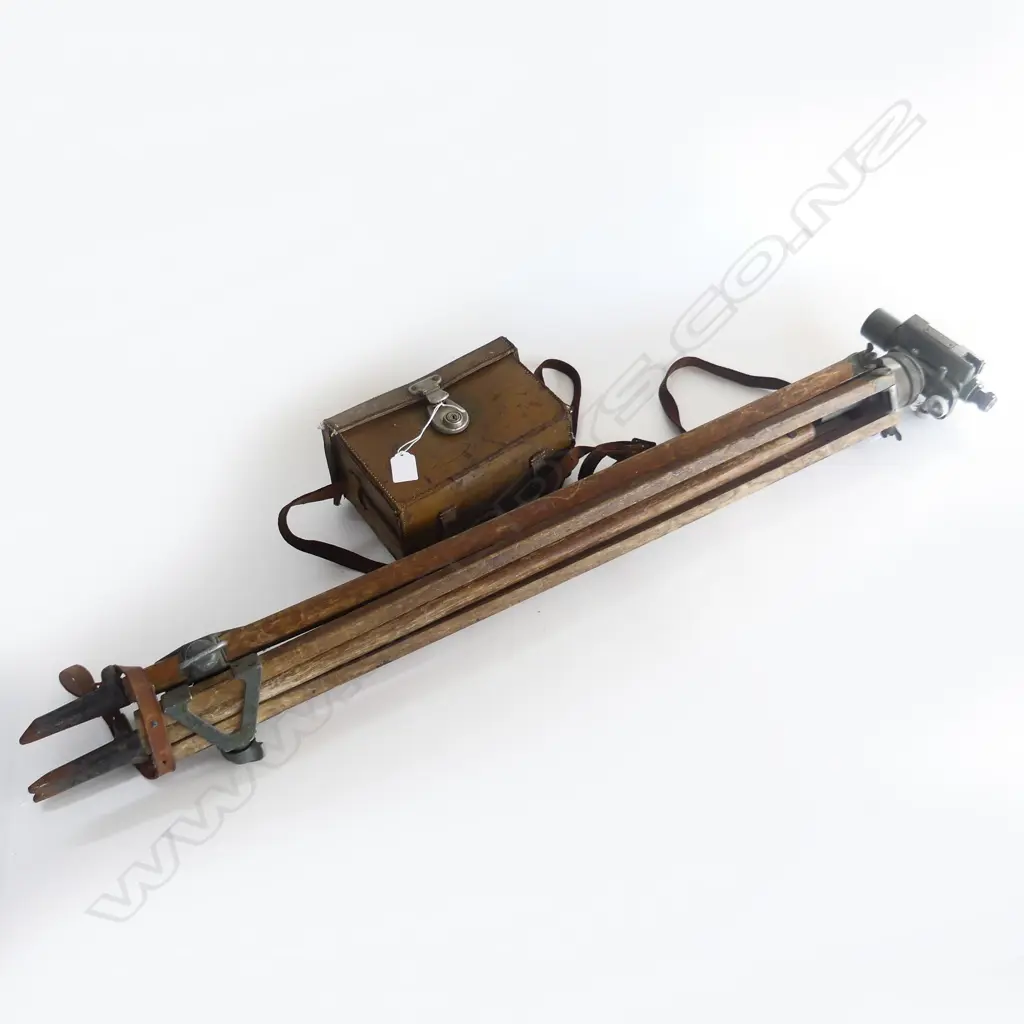 DUMPY LEVEL BY WATTS w. WOODEN TRIPOD & LEATHER CASE Image 1++