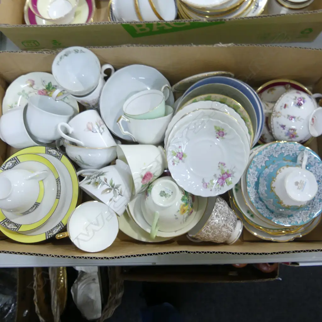 BOX OF ASSORTED BONE CHINA CUPS, SAUCERS & PLATES Image 1++