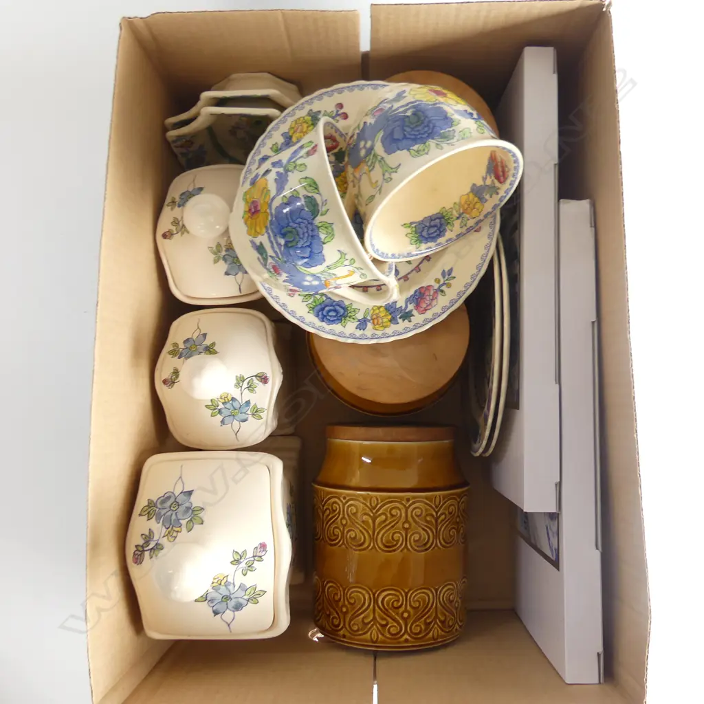 ASST. CERAMICS; 2 SETS OF 3 KITCHEN CANISTERS, 7 PCES MASONS, PR ROYAL DELFT TRAYS 160x240mm Image 1++