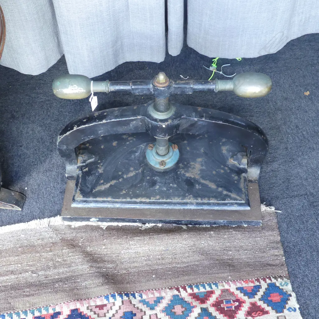 CAST IRON BOOK PRESS 540x325mm Image 1++