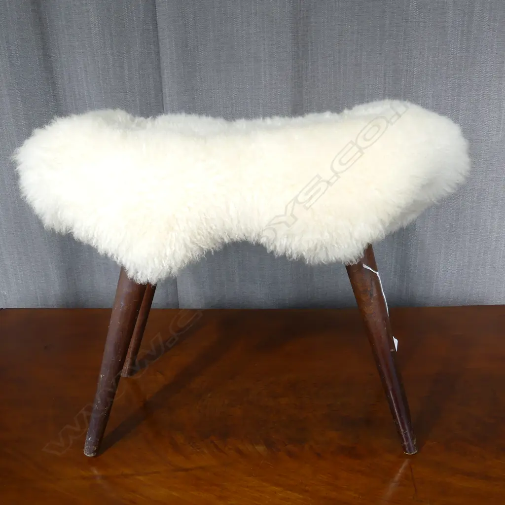RETRO SHEEPSKIN STOOL W. 480mm Image 1++