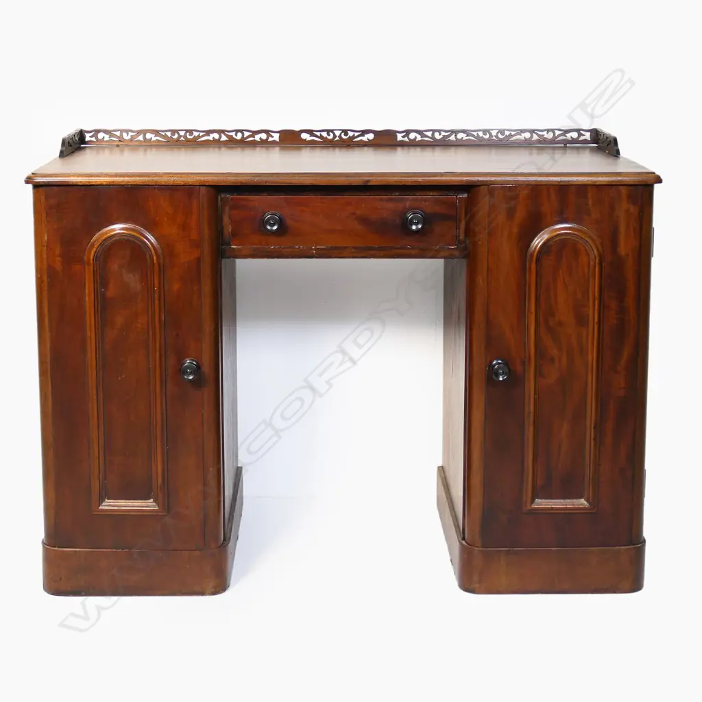 A Victorian double pedestal desk, Image 1++