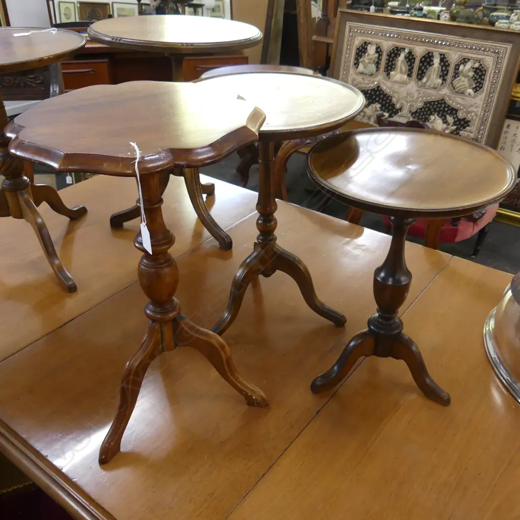 3 SMALL GEORGIAN STYLE MAHOGANY TRIPOD WINE TABLES H.520mm Image 1++