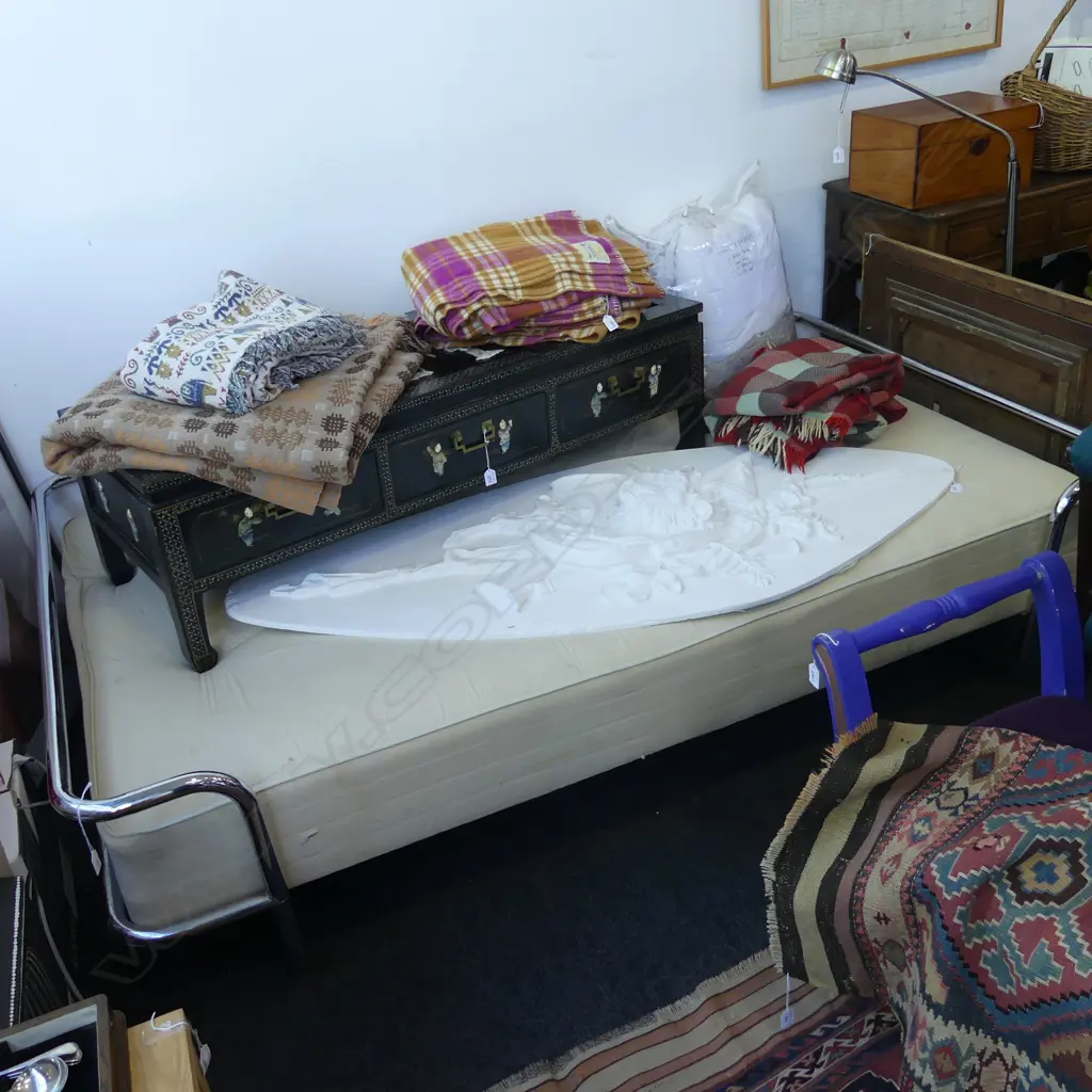 LG MODERNIST CHROME DAYBED + BAG OF ASSOCIATED LINENS 2150x1300x500mm Image 1++