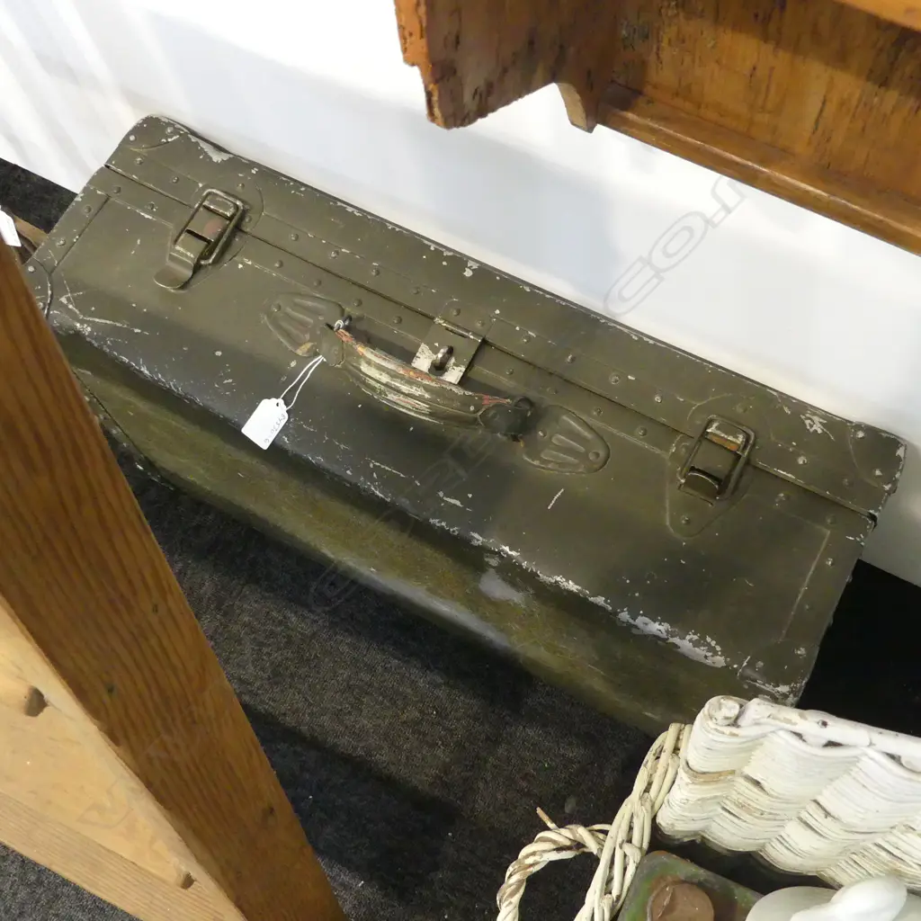 VINTAGE METAL SUITCASE Image 1++