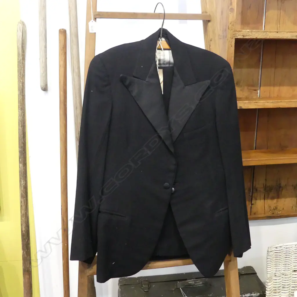 VINTAGE 3PCE BLACK WOOL SUIT + TAILS JACKET & WAISTCOAT  Image 1++