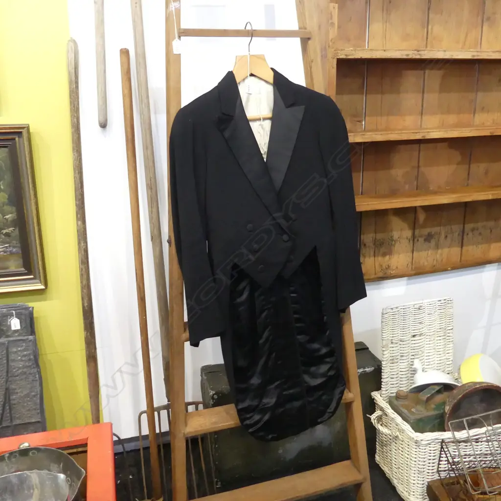 VINTAGE 3PCE BLACK WOOL SUIT + TAILS JACKET & WAISTCOAT  Image 1++