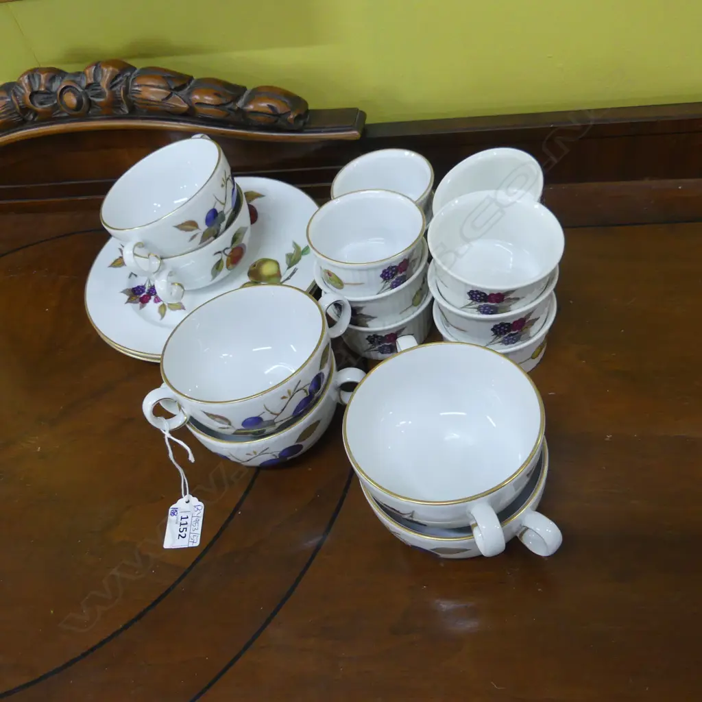 18 PCES ROYAL WORCESTER EVESHAM; 10 RAMEKINS 85mm dia, 6 COUPES, 2 PLATES 210mm dia Image 1++