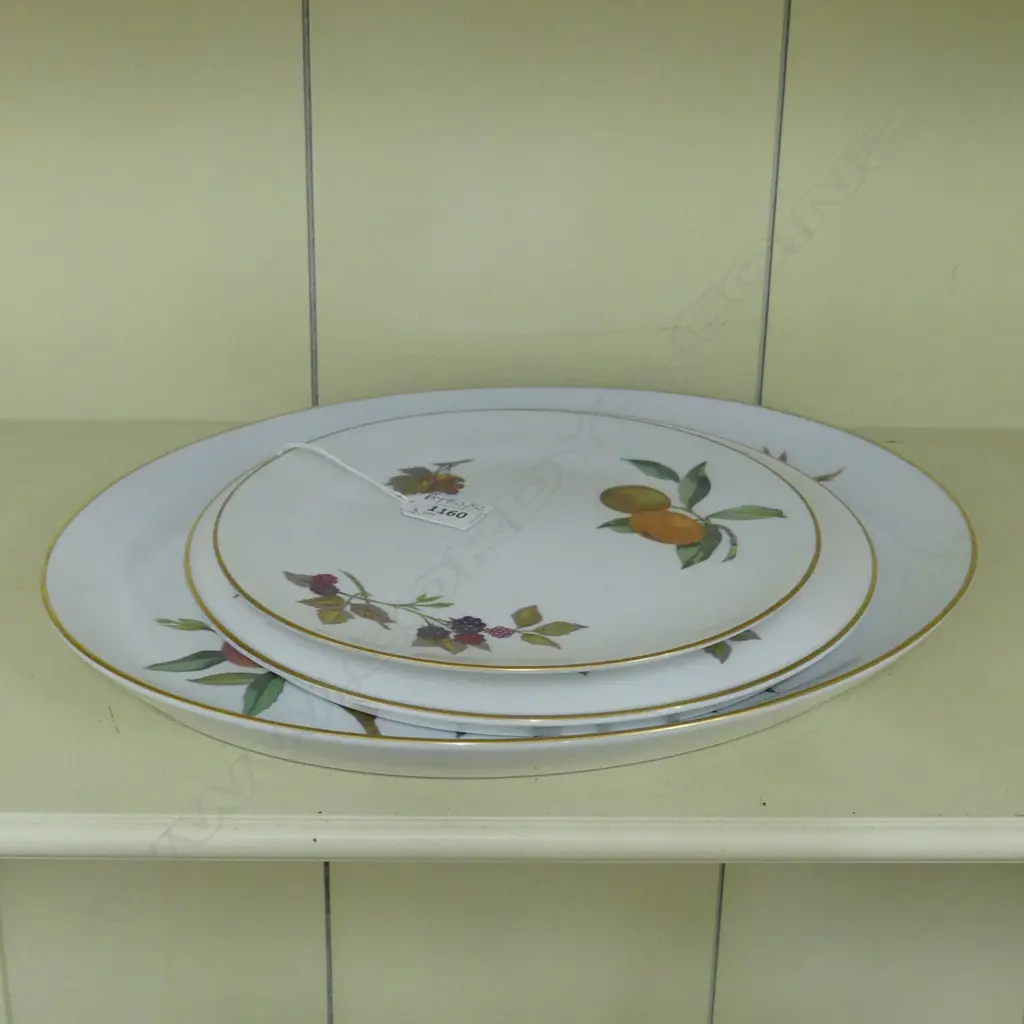 3 PCES ROYAL WORCESTER EVESHAM; LG OVAL PLATTER 320x385mm, 2 PLATES 235, 280mm dia Image 1++