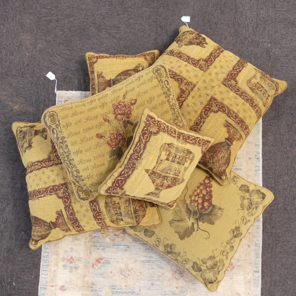 12 ASST. CUSHIONS Image 1++